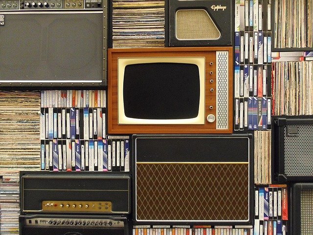 vhs kazety a stará tv